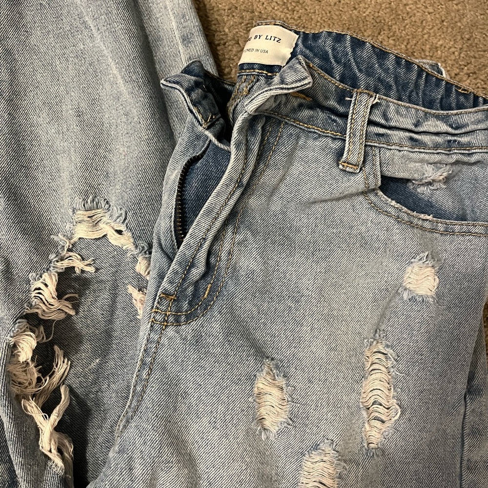 super ripped bf style jeans! very cute one & with sneakers! worn once!